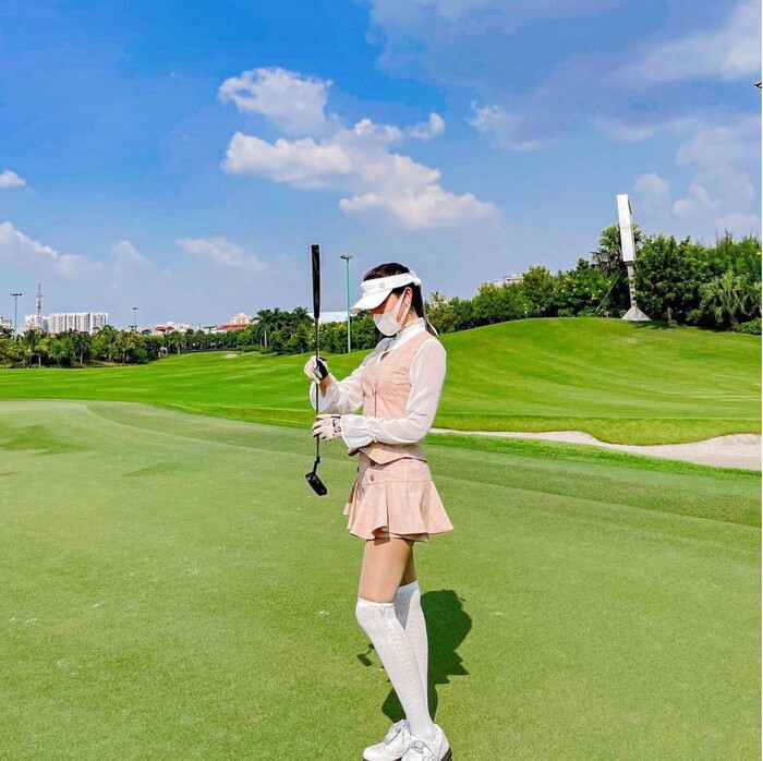 Thời trang đi đánh golf của gái xinh Vbiz
